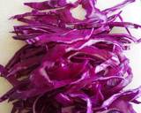 Foto del paso 2 de la receta: Ensalada de lombarda, tomate, calabacín con vinagreta de mostaza