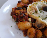 Foto del paso 2 de la receta: Patatas a la puttanesca con huevo frito