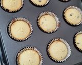 Foto langkah ke 6 dari resep Simple Vanilla Cupcakes.