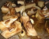 Hình bước làm 2 của món Mít non kho tộ chay