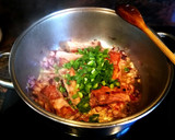 Foto del paso 4 de la receta: Estofado de patata con espárragos silvestres y carne de cerdo