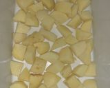 A picture of step 3 of Garlic and herbs roasted potatoes and chicken.