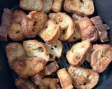 Une image de l'étape 2 de Croûtons à l’ail à l'air fryer.