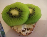 Foto del paso 3 de la receta: Desayuno saludable: tostadas integrales kiwi miel y queso crema