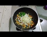 A picture of step 2 of लहसुनी राइस.