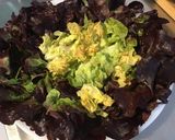 Une image de l'étape 2 de Salade de laitue rougette aux tomates cerises et olives farcies.