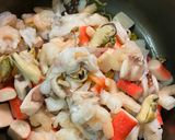 Foto del paso 2 de la receta: Cazuela de mariscos en leche de coco🍤🦪