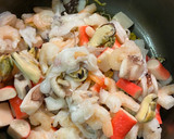 Foto del paso 2 de la receta: Cazuela de mariscos en leche de coco🍤🦪