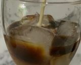 Foto langkah ke 3 dari resep Es Kopi Susu Bunga Telang (kental manis).