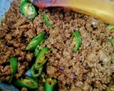 A picture of step 3 of Twisted recipe beef dry chilli qeema.