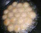 A picture of step 4 of Bread gulab jamun.