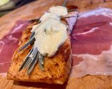 Pas rețetă Somon învelit în prosciutto cu sos de roși cherry și ardei cilli 😋și rulouri foietaj 2 fotografie