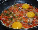 Foto del paso 3 de la receta: Huevos Turcos con Sofrito de Morrón y Albahaca