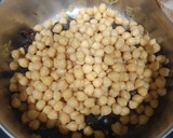 Foto del paso 3 de la receta: Garbanzos con butifarra negra 'esparracada'