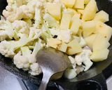 A picture of step 1 of Fulgovi Aloo pan fry (Cauliflower & Potato fry).