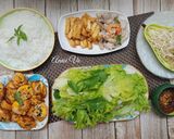 Hình bước làm 4 của món Bữa ăn cuốn với bánh khọt khoai tây