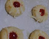 Foto langkah ke 4 dari resep Strawberry thumbprint cookies 🍓🍓🍓.