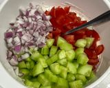 Joghurtos paradicsom-uborka saláta recept fázis 2 fotója