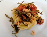 Foto del passaggio 3 della ricetta Pappardelle con asparagi di mare gamberetti e pomodorini