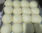Foto langkah ke 8 dari resep Roti Manis Susu eggless isi cokelat.