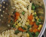 Foto del paso 2 de la receta: Ensalada de Espirales fríos con atún y primavera