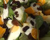 Foto del paso 8 de la receta: Ensalada de brotes tiernos, con salsa de queso Roquefort, pasas y mandarina