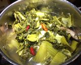 Hình bước làm 4 của món Canh cải chua nấu đầu cá ngạnh