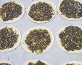 صورة لخطوة 2 من وصفة كراكرز الزعتر