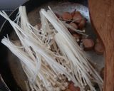 Foto langkah ke 6 dari resep Tumis Jamur Enoki Saus Barbeque.