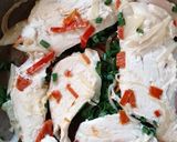 Foto del paso 2 de la receta: Filetes de pollo con queso crema light y verduras