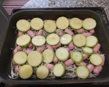 Foto del paso 6 de la receta: Salchichas minis con gulas al ajillo y calabacín al horno