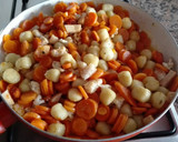 Foto del paso 4 de la receta: Salteado de ñoquis con zanahorias y queso fresco