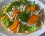 Foto langkah ke 5 dari resep Cah Jamur Brokoli Wortel.