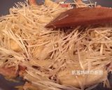 A picture of step 4 of Stir-Fried Pork with Enoki Mushrooms.