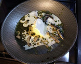 Foto del paso 2 de la receta: Salsa de brotes de cebolla blanca, champignon y ciboulette para tallarines