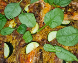 Foto del paso 5 de la receta: Arroz con conejo, sepia, langostinos, calabacín y espinacas