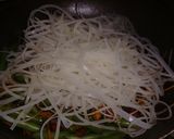 Foto del paso 3 de la receta: Fideos de arroz salteados con vegetales