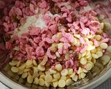 Une image de l'étape 4 de Cookies aux pralines roses et chocolat blanc.
