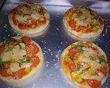 Foto langkah ke 4 dari resep Pizza Mini Homemade.