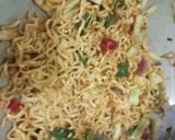 Foto langkah ke 5 dari resep Mie Goreng Tumis Timun dan Bayam.