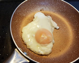 Foto del paso 4 de la receta: Espinacas con jamón, lentejas y huevo a la plancha