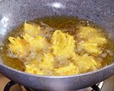A picture of step 5 of Raw Mango Pakora.