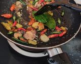 Foto langkah ke 5 dari resep Tumis Ikan Keranjang.