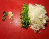 Foto del paso 1 de la receta Estofado de pollo con patatas y olivas amarillas