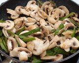 Foto del paso 4 de la receta: Salchichas de pollo con champiñones y pimientos verdes