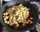 Foto del passaggio 4 della ricetta Gnocchetti di patate con pesce spada e datterini confit