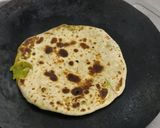 A picture of step 3 of Matar paratha.