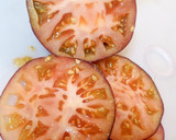 Foto del paso 3 de la receta: Carpaccio de tomate con cebolla morada encurtida