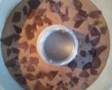 Foto del passaggio 12 della ricetta Ciambella al cioccolato Coppa Bianca