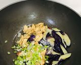 Foto langkah ke 4 dari resep Tumis terong unggu dan daging ayam.